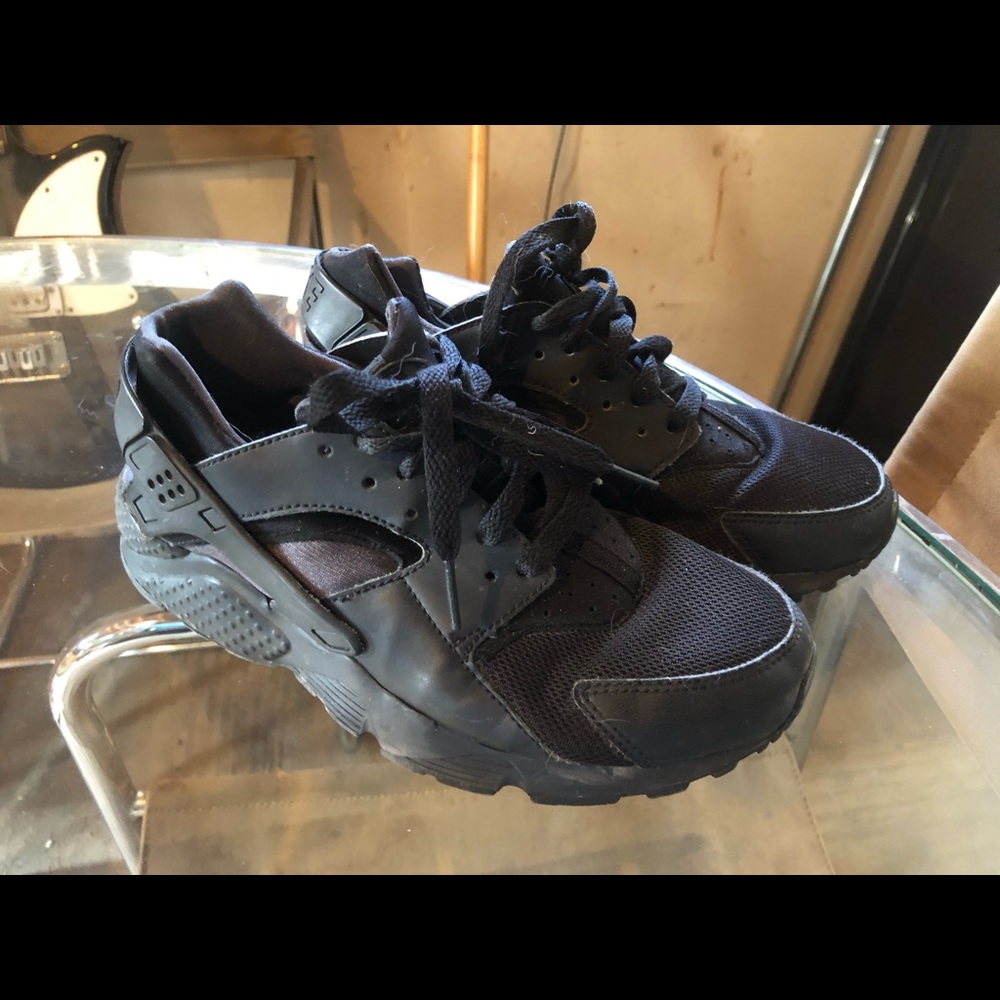 Black nike huraches